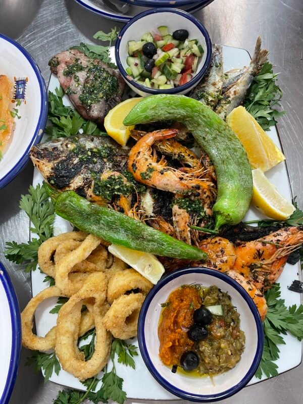 PLAT PECHEUR (1KG) (GARNITURE : SALADE, FRITES, RIZ)