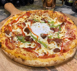 PALERMA (Sauce tomate, Fromage, Viande hachée, Merguez, Pommes de terre)